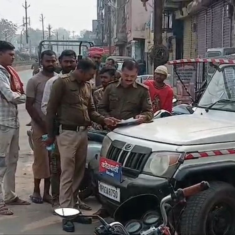 दमोह पुलिस ने चलाया वाहन चेकिंग अभियान:दस्तावेजों में कमी, बिना हेलमेट वाहन चलाने पर 4000 का जुर्माना