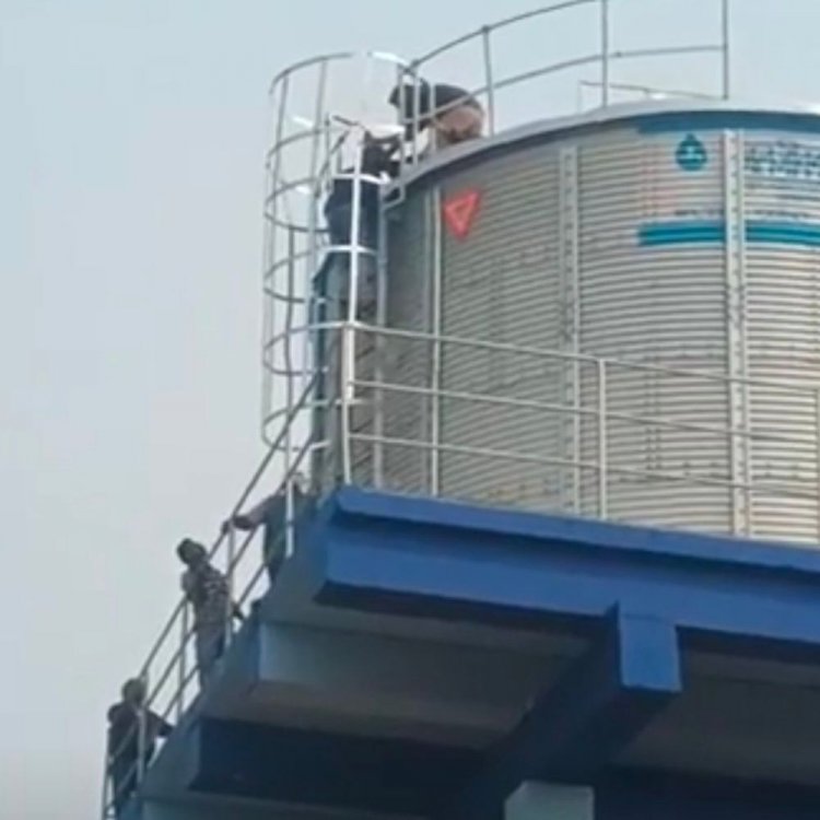 सीधी में युवक पानी की टंकी पर चढ़ा:नाश्ते के पैसे न मिलने पर दी जान देने की धमकी, पुलिस ने 40 मिनट बाद बचाया