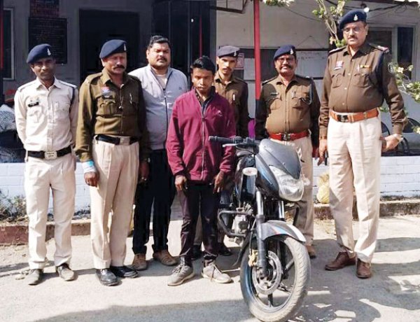 दोपहिया चोरी का आरोपी गिरफ्तार, बाइक बरामद