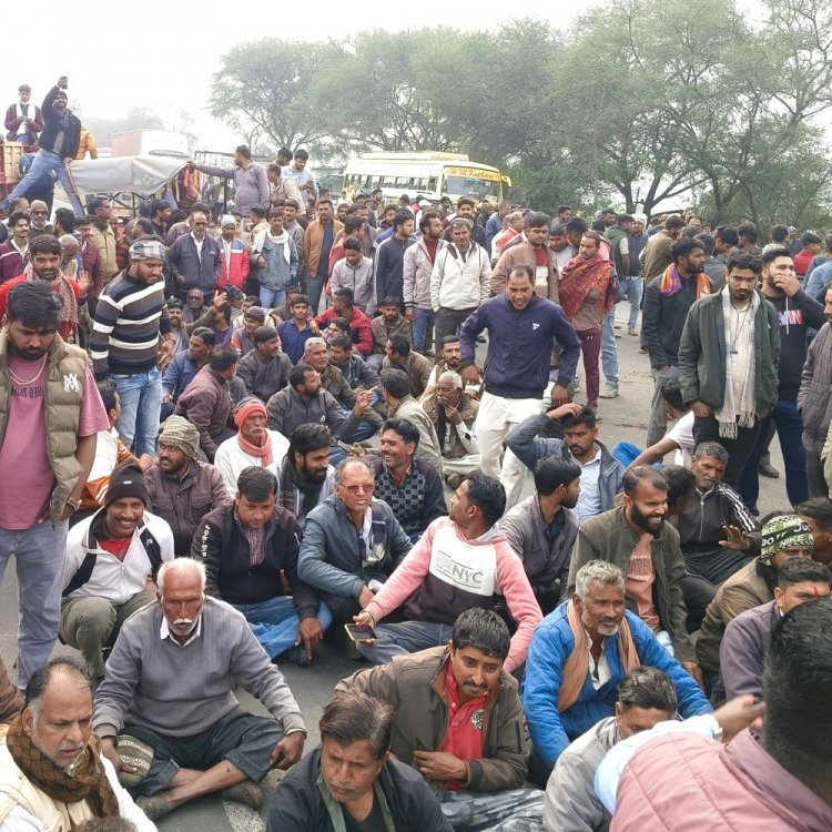 नीमच में मुआवजे की मांग को लेकर हाईवे जाम:ओलावृष्टि से अफीम सहित रबी की फसलें बर्बाद, किसान सड़क पर बैठे