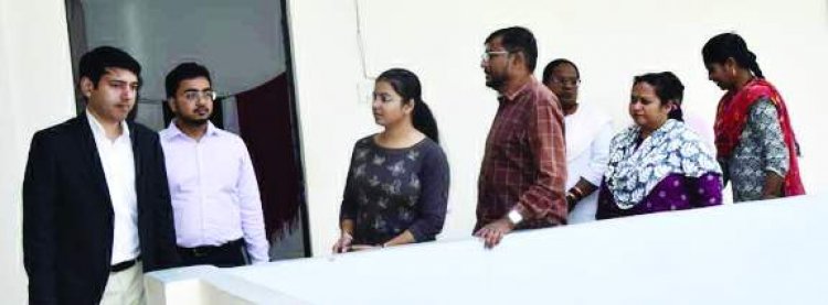 हथियार छोड़ अब हाथों में थामे औजार