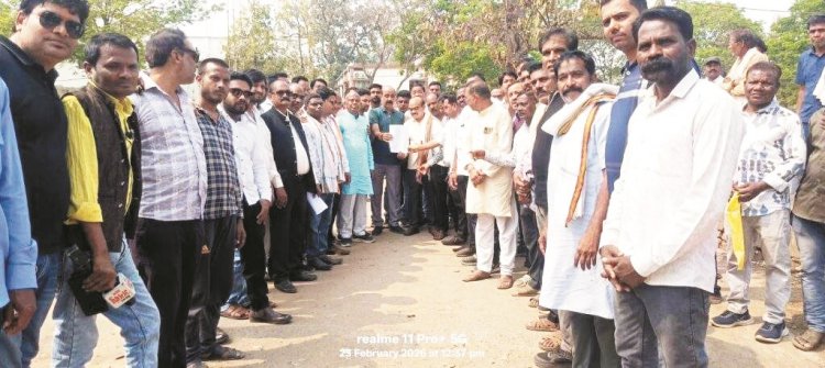 खरसिया में गिरते भूजल स्तर पर कांग्रेस ने सौंपा ज्ञापन