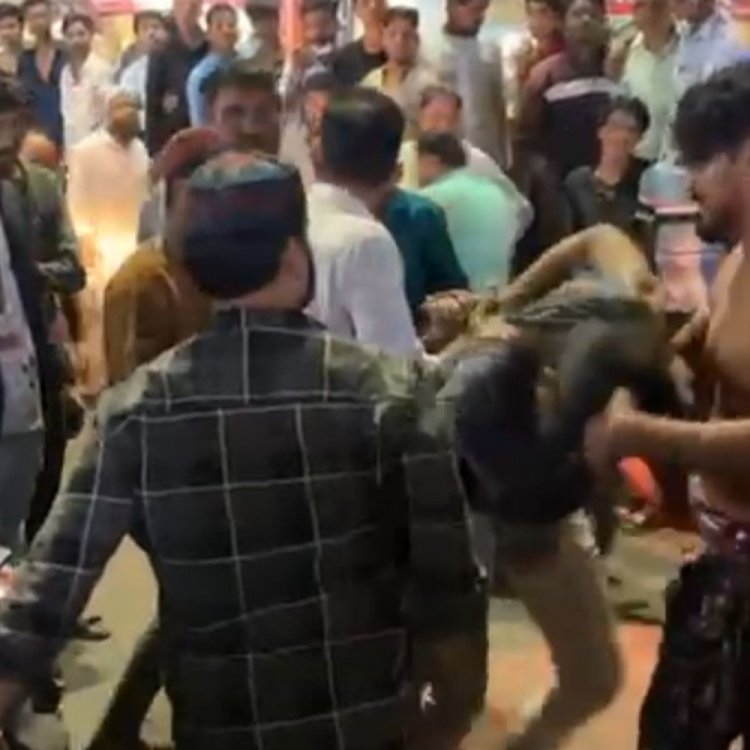 सागर में कटरबाज को पकड़कर लोगों ने धुना:बाजार में कटर मारकर भाग रहा था, पब्लिक ने पकड़कर पुलिस के हवाले किया